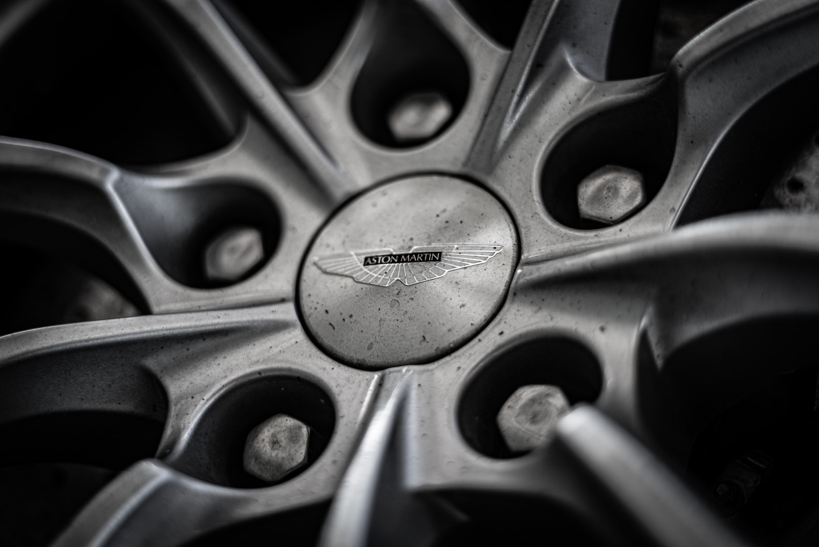 silver mercedes benz multi spoke wheel